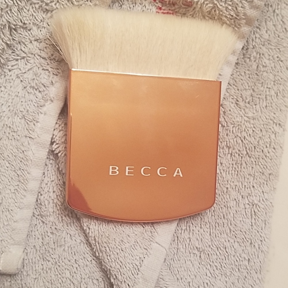 Becca LE the One Perfecting brush in Rose Gold